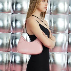 Carry a silver pink bag on one shoulder