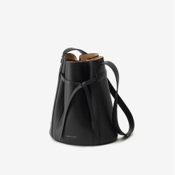 A new commuter bag in high-capacity soft leather crossbody with a top layer of cowhide
